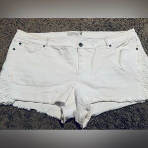 Torrid white stretch jean shorts size 22